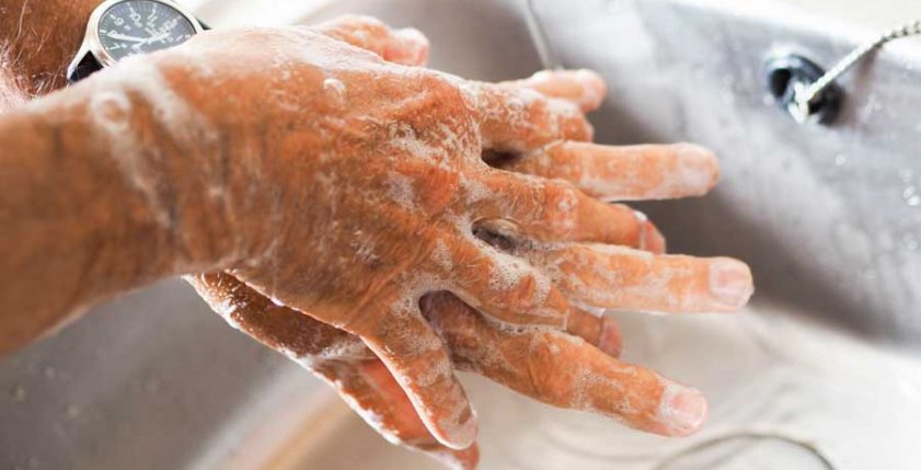 L'importanza di lavarsi le mani spiegata in un esperimento tra uno scienziato e sua figlia esattamente in casa loro. L'importanza di lavarsi le mani
